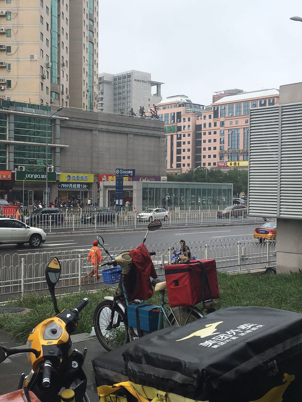 从卧龙小区南门走到地铁15号线安立路站有500米距离,走路5分钟就能到