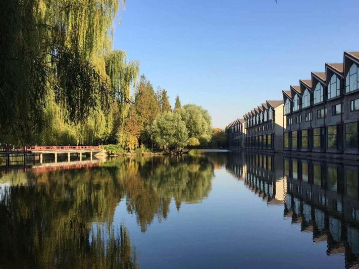 临湖湖面挑高别墅4.5米全景客厅v湖面和别墅车小区景观装饰图片