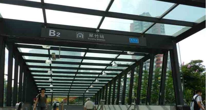 这个是翠竹站b2出口,位于华丽路上,从出口出来即在翠竹外国语学校旁边