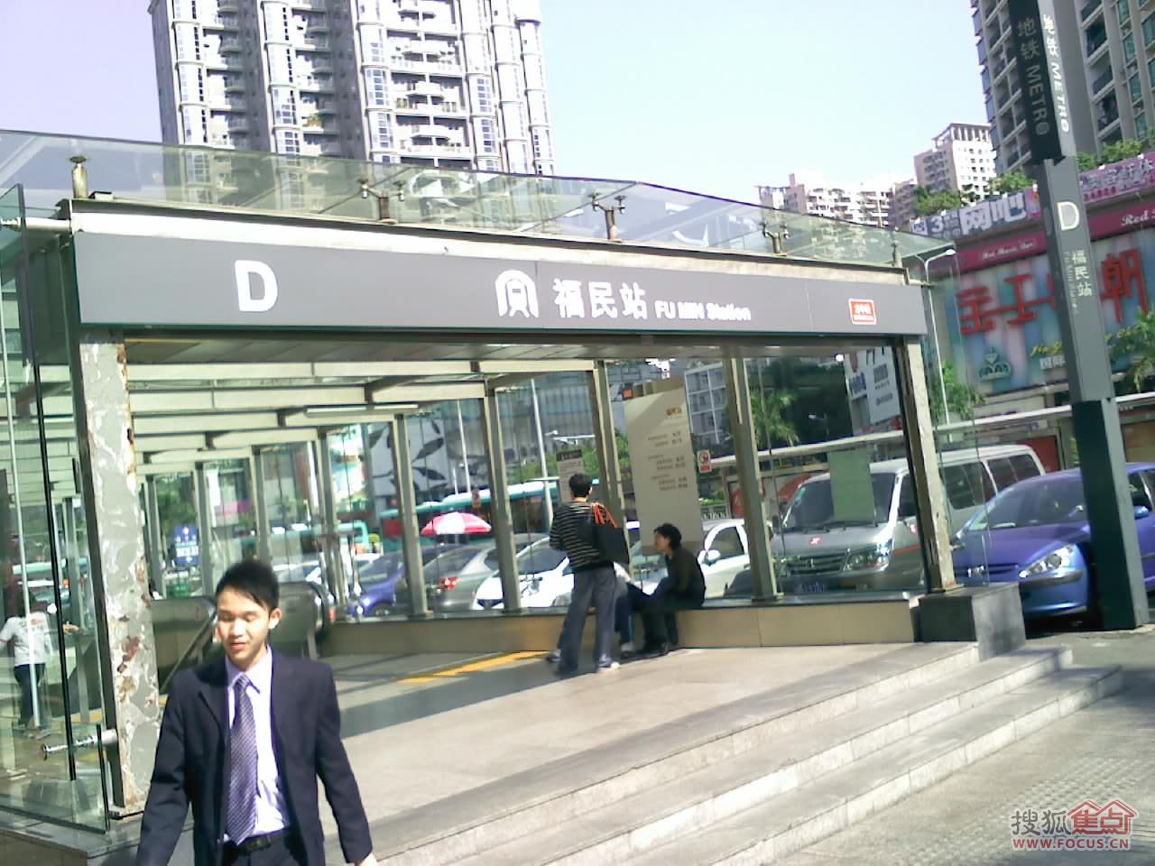 福民地铁站共有四个出口,分贝是ab c d