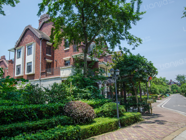 融城华府叠拼别墅带花园70平方车位地下室90平方