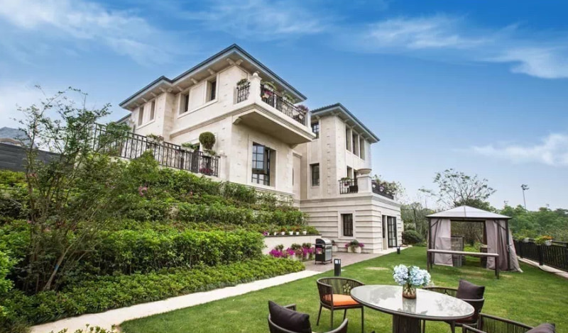 钟山高尔夫别墅区坐落于南京紫金山别墅区,占地三千六百多亩,主要为