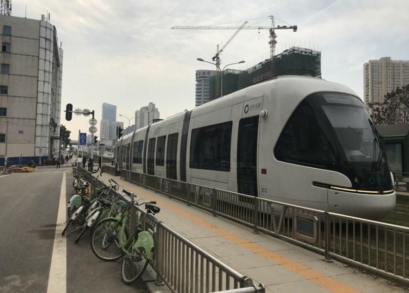 所以公交线路自然不少,此外关山大道上有t1有轨电车,但市中心也正是车